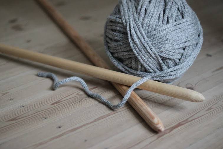 Giant knitting needles